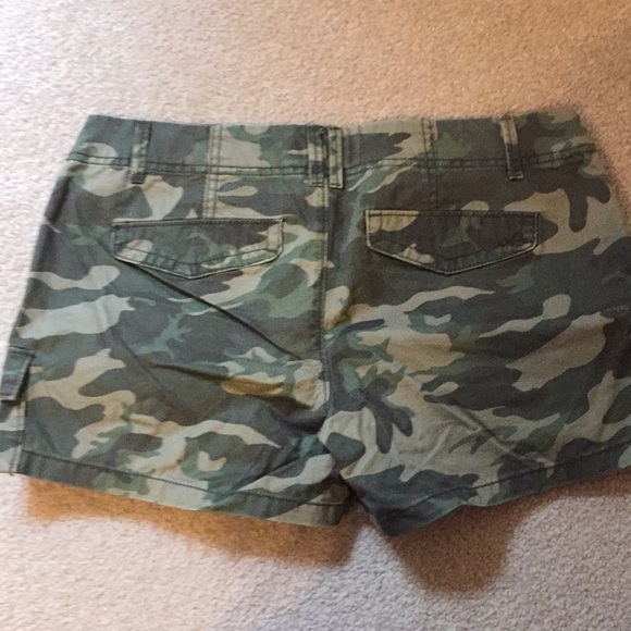 Three pairs Old Navy Shorts. Size 4. - Picture 3 of 7